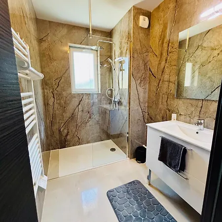 High-end, Direct Access To Vias-plage Apartment