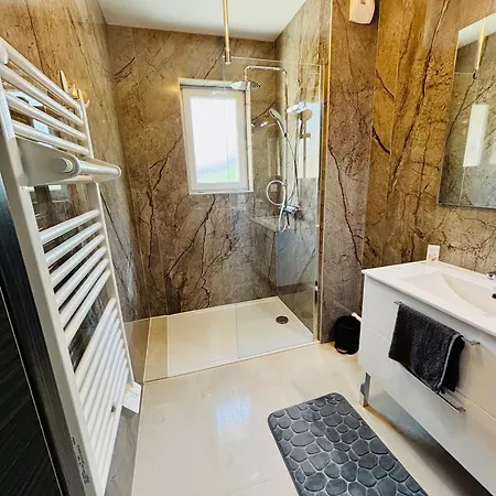 High-end, Direct Access To Vias-plage Apartment *