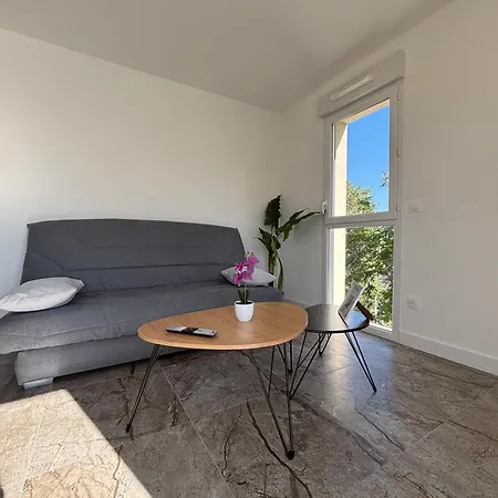 High-end, Direct Access To Beach,terrasse,parking Free * Vias